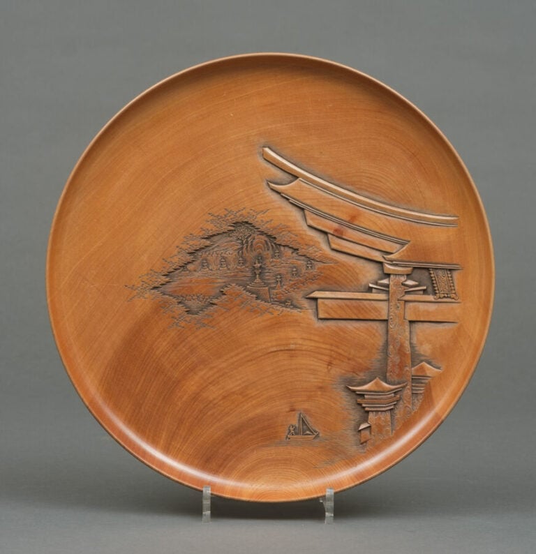 JAPON - XIXème siècle - Ensemble de cinq grandes assiettes rondes en bois, chac…