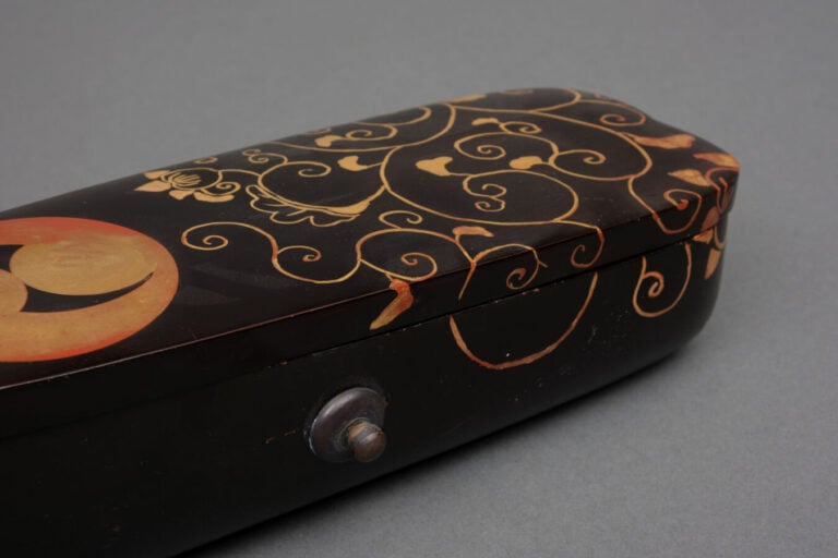 JAPON - XIXème siècle - Grand carquois laqué noir à décor en maki-e de volutes…
