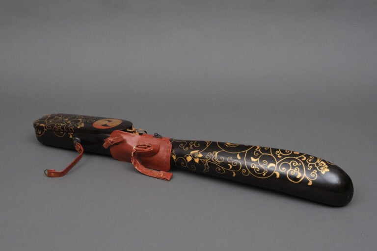 JAPON - XIXème siècle - Grand carquois laqué noir à décor en maki-e de volutes…