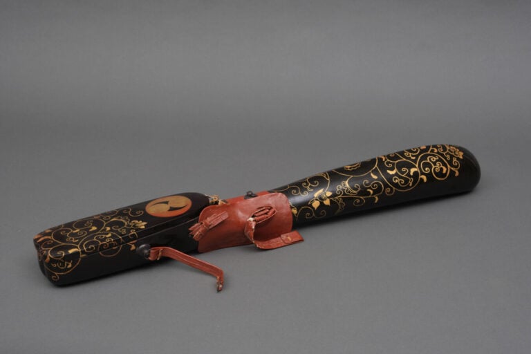JAPON - XIXème siècle - Grand carquois laqué noir à décor en maki-e de volutes…