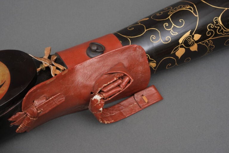 JAPON - XIXème siècle - Grand carquois laqué noir à décor en maki-e de volutes…