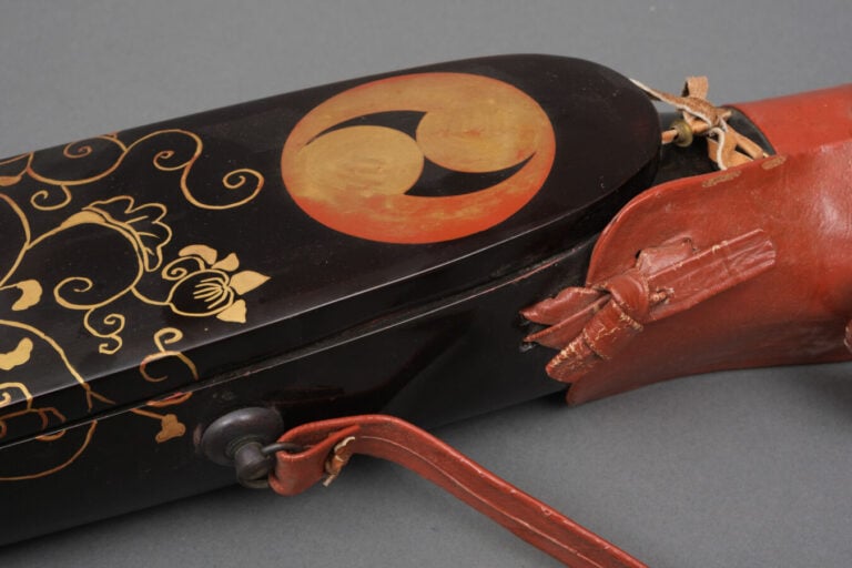 JAPON - XIXème siècle - Grand carquois laqué noir à décor en maki-e de volutes…