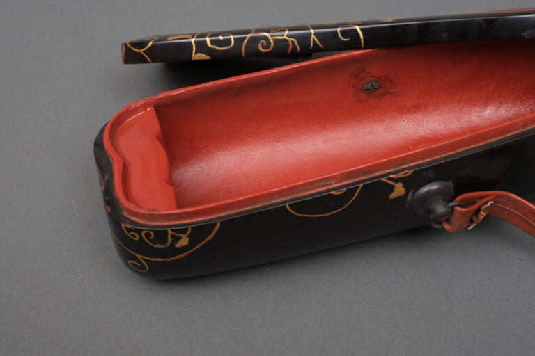 JAPON - XIXème siècle - Grand carquois laqué noir à décor en maki-e de volutes…