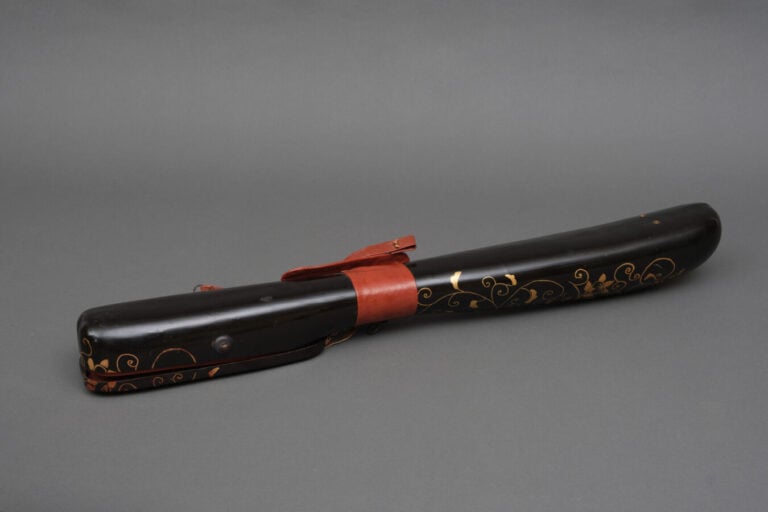 JAPON - XIXème siècle - Grand carquois laqué noir à décor en maki-e de volutes…