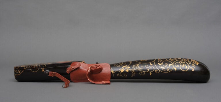 JAPON - XIXème siècle - Grand carquois laqué noir à décor en maki-e de volutes…