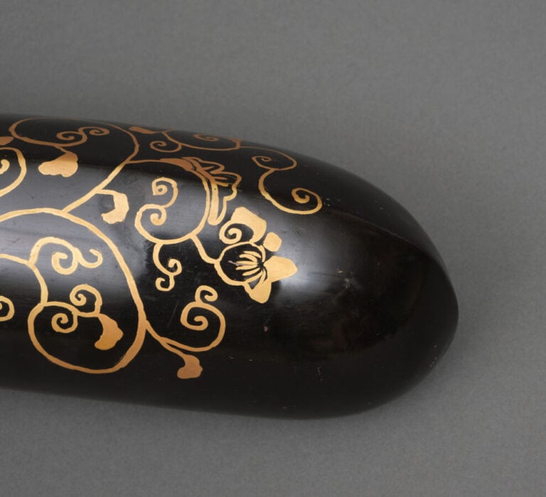 JAPON - XIXème siècle - Grand carquois laqué noir à décor en maki-e de volutes…