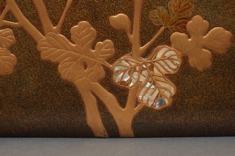 JAPON - XIXème siècle - Grande boîte rectangulaire en laque dorée, à motif de f…