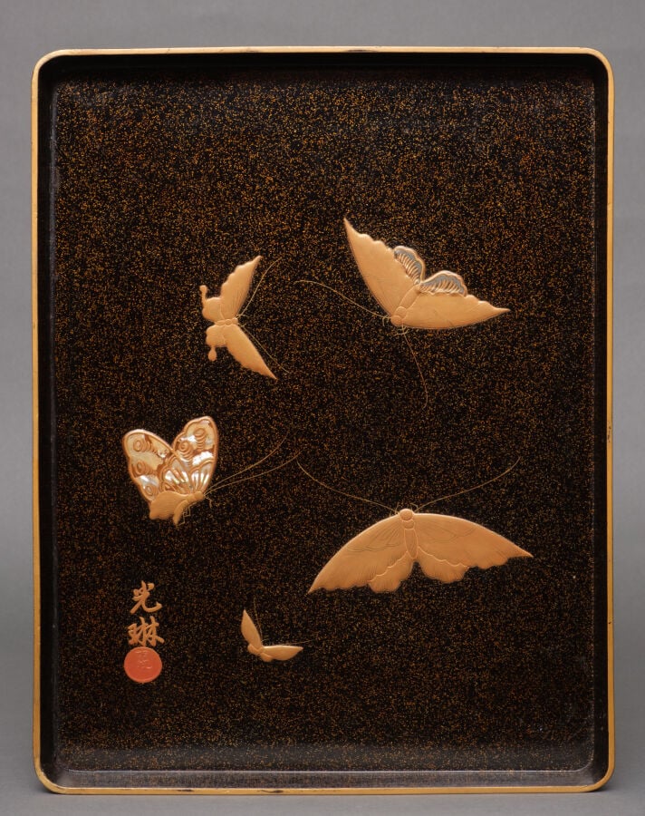JAPON - XIXème siècle - Grande boîte rectangulaire en laque dorée, à motif de f…