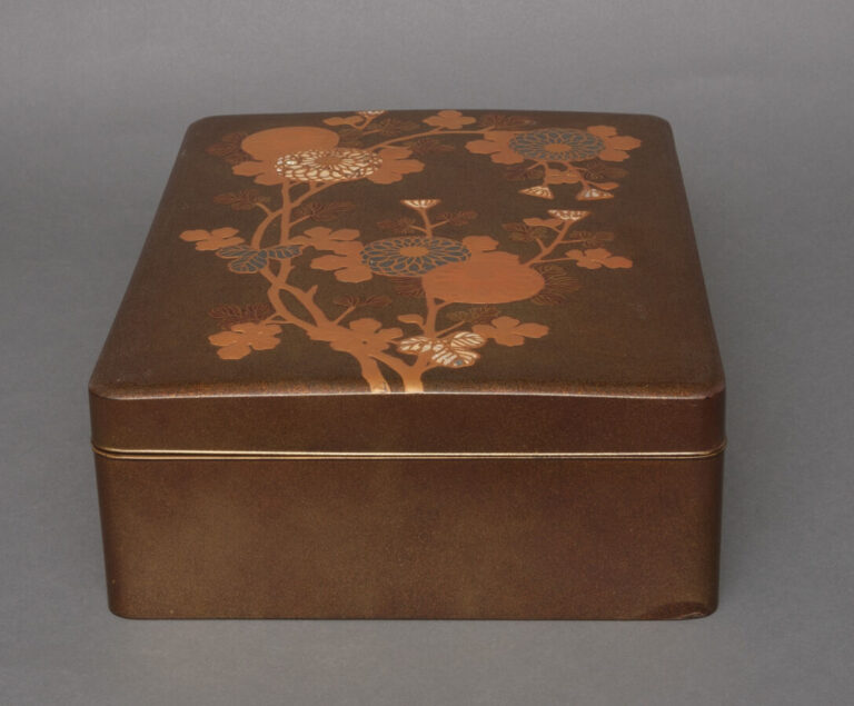 JAPON - XIXème siècle - Grande boîte rectangulaire en laque dorée, à motif de f…