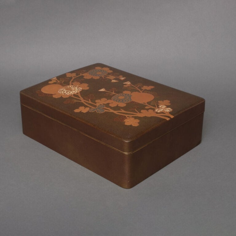 JAPON - XIXème siècle - Grande boîte rectangulaire en laque dorée, à motif de f…