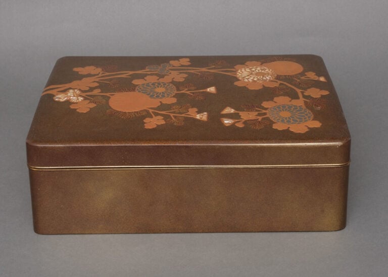 JAPON - XIXème siècle - Grande boîte rectangulaire en laque dorée, à motif de f…