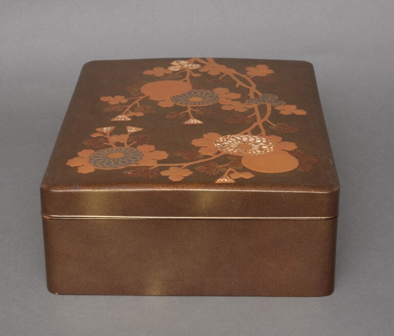 JAPON - XIXème siècle - Grande boîte rectangulaire en laque dorée, à motif de f…