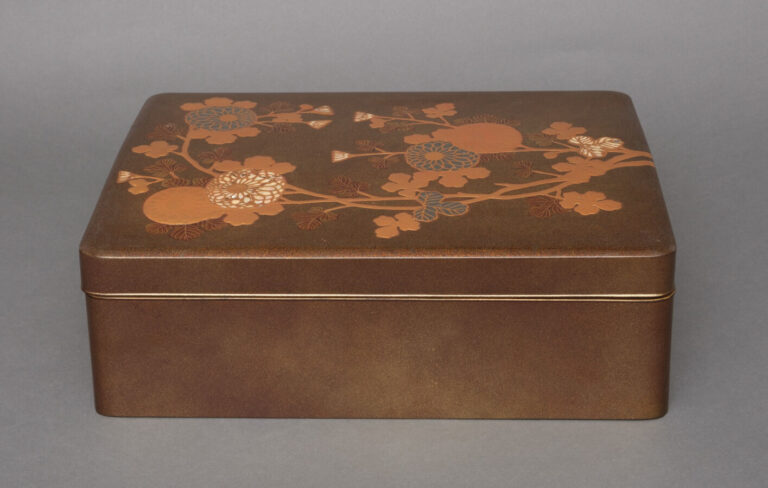 JAPON - XIXème siècle - Grande boîte rectangulaire en laque dorée, à motif de f…