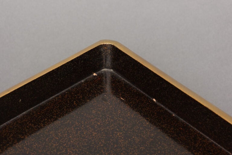 JAPON - XIXème siècle - Grande boîte rectangulaire en laque dorée, à motif de f…