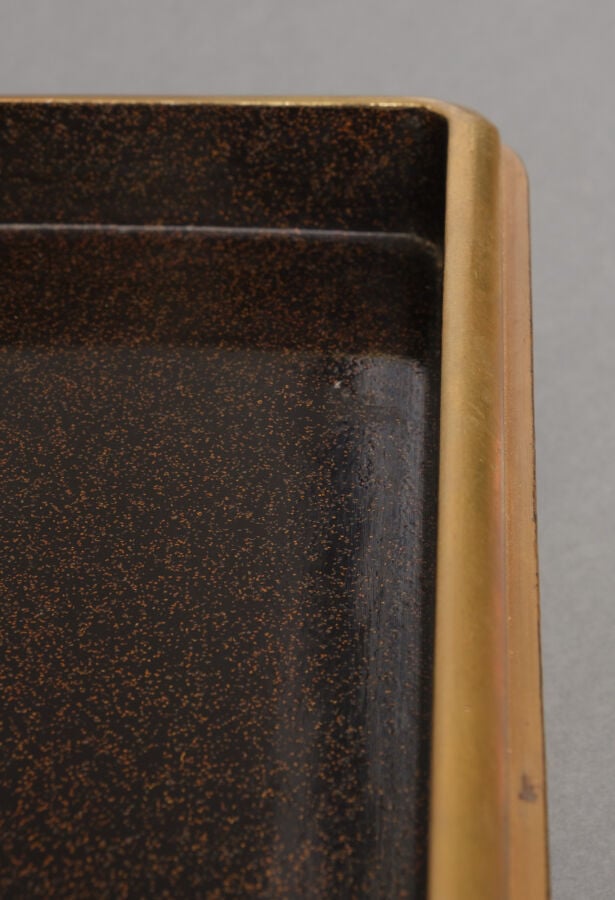 JAPON - XIXème siècle - Grande boîte rectangulaire en laque dorée, à motif de f…
