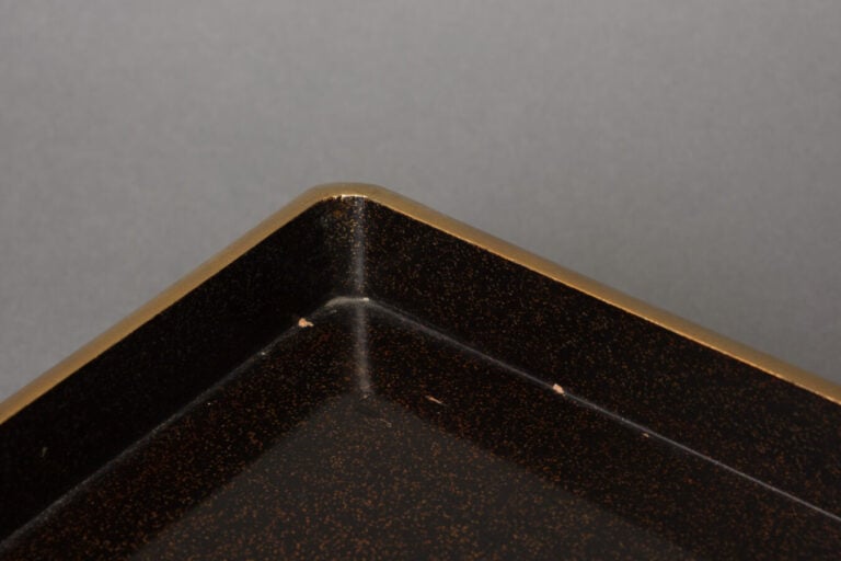 JAPON - XIXème siècle - Grande boîte rectangulaire en laque dorée, à motif de f…