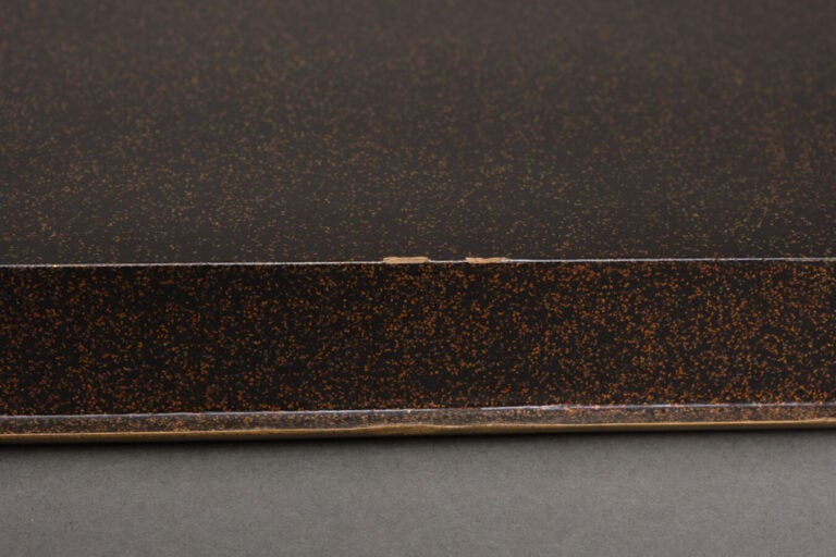 JAPON - XIXème siècle - Grande boîte rectangulaire en laque dorée, à motif de f…