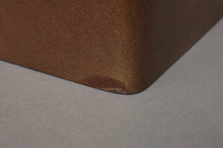 JAPON - XIXème siècle - Grande boîte rectangulaire en laque dorée, à motif de f…