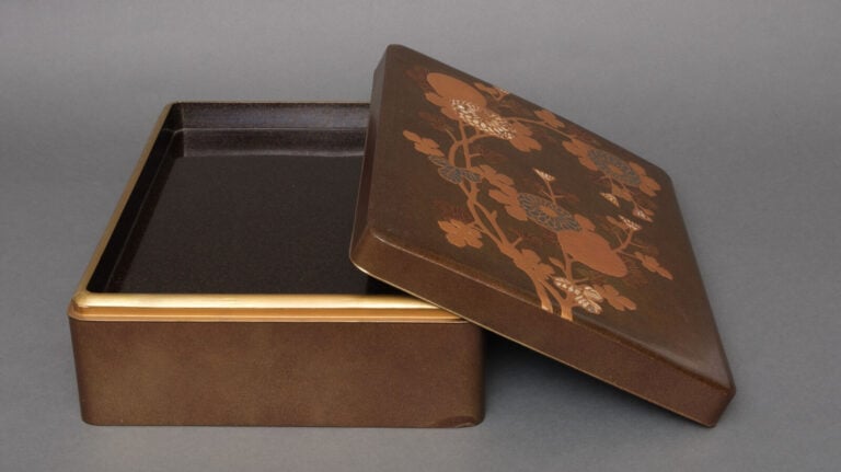 JAPON - XIXème siècle - Grande boîte rectangulaire en laque dorée, à motif de f…