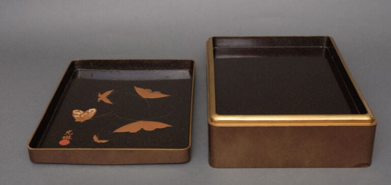 JAPON - XIXème siècle - Grande boîte rectangulaire en laque dorée, à motif de f…
