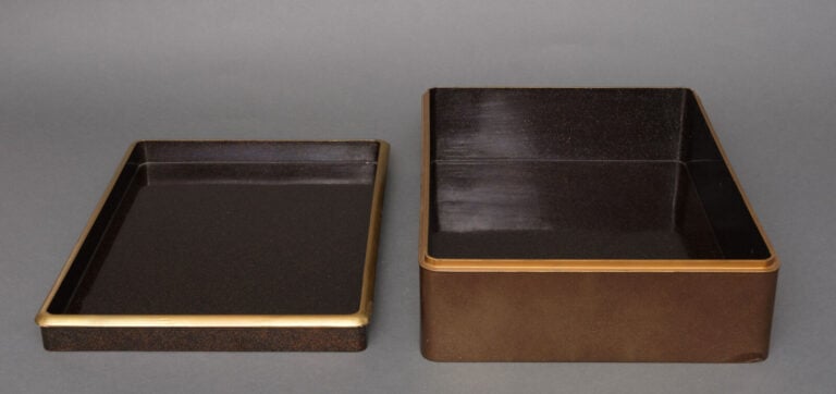 JAPON - XIXème siècle - Grande boîte rectangulaire en laque dorée, à motif de f…
