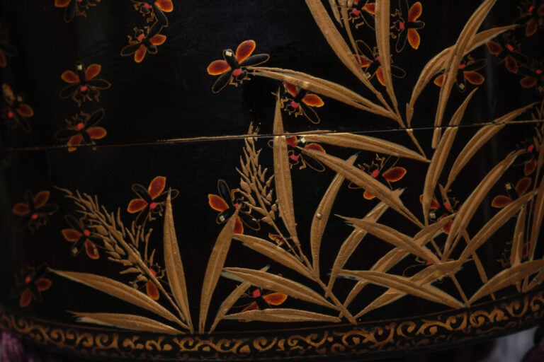 JAPON - XIXème siècle - Inrô laqué à quatre compartiments , à motif d'une lante…