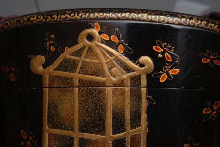 JAPON - XIXème siècle - Inrô laqué à quatre compartiments , à motif d'une lante…