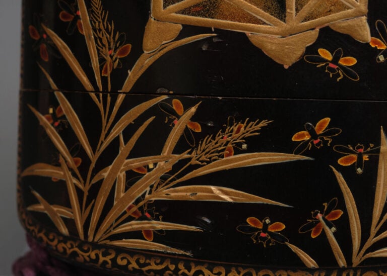 JAPON - XIXème siècle - Inrô laqué à quatre compartiments , à motif d'une lante…