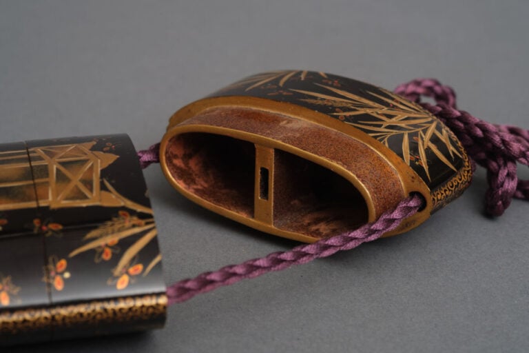 JAPON - XIXème siècle - Inrô laqué à quatre compartiments , à motif d'une lante…