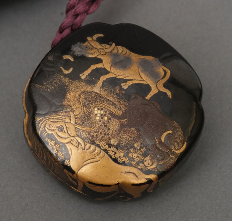 JAPON - XIXème siècle - Inrô laqué à quatre compartiments , à motif d'une lante…
