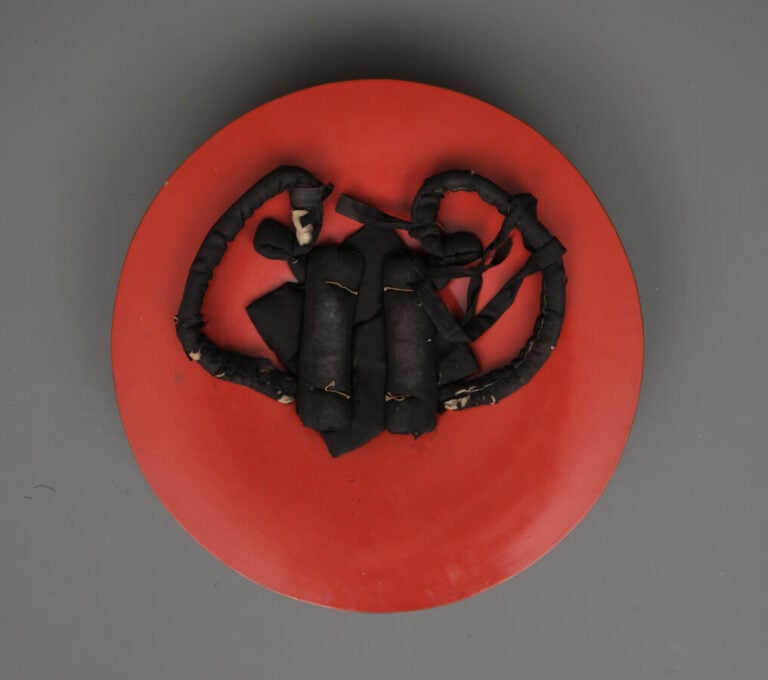JAPON - XIXème siècle - Jingasa ( casque de soldat) de forme plate et ronde , l…