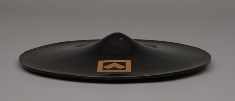 JAPON - XIXème siècle - Jingasa ( casque de soldat) de forme plate et ronde , l…