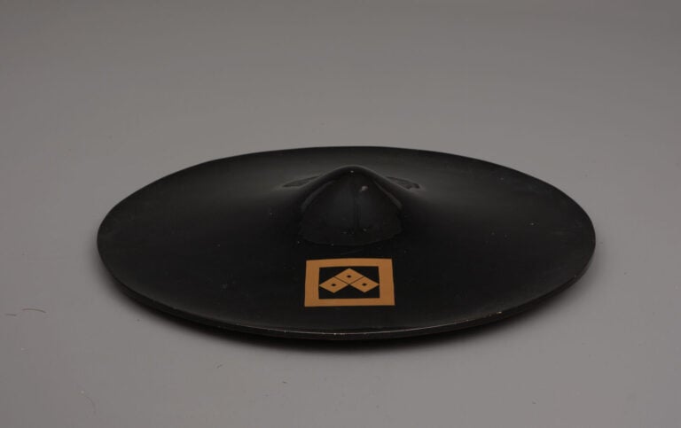JAPON - XIXème siècle - Jingasa ( casque de soldat) de forme plate et ronde , l…