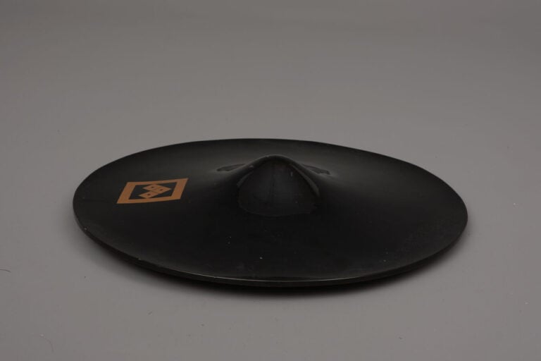JAPON - XIXème siècle - Jingasa ( casque de soldat) de forme plate et ronde , l…