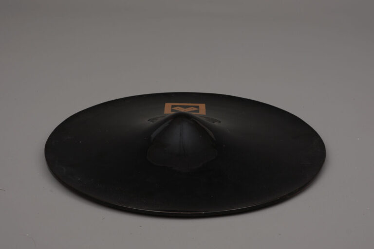 JAPON - XIXème siècle - Jingasa ( casque de soldat) de forme plate et ronde , l…