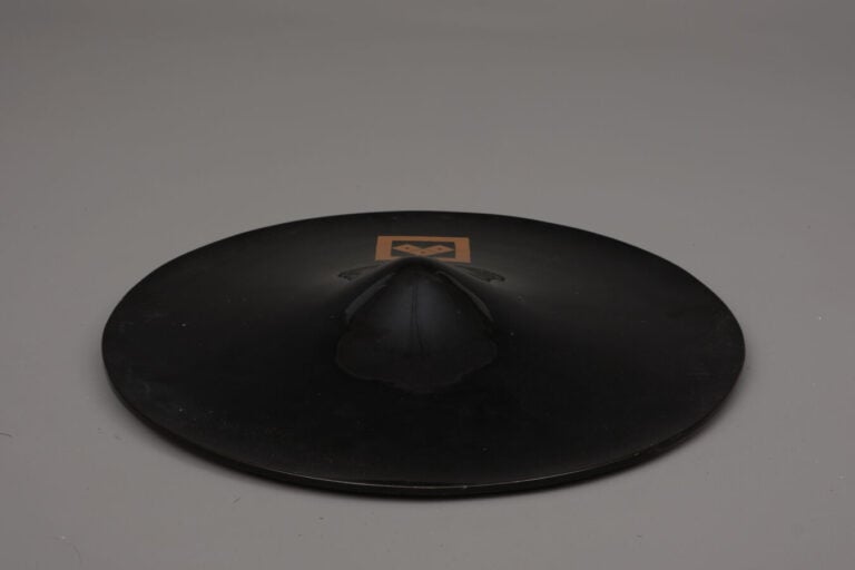 JAPON - XIXème siècle - Jingasa ( casque de soldat) de forme plate et ronde , l…