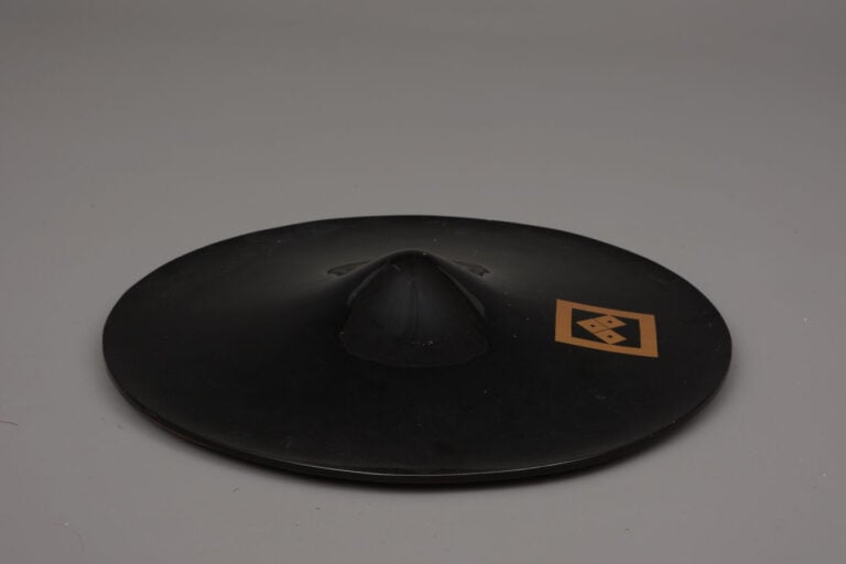 JAPON - XIXème siècle - Jingasa ( casque de soldat) de forme plate et ronde , l…
