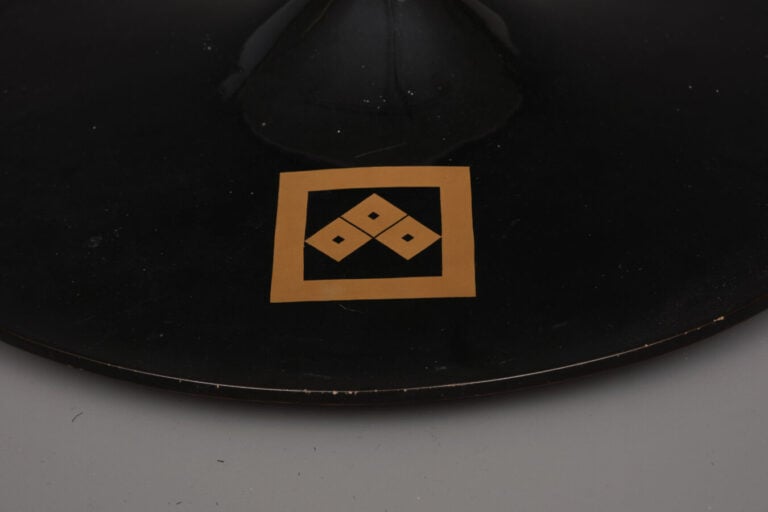 JAPON - XIXème siècle - Jingasa ( casque de soldat) de forme plate et ronde , l…