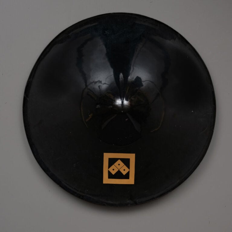 JAPON - XIXème siècle - Jingasa ( casque de soldat) de forme plate et ronde , l…
