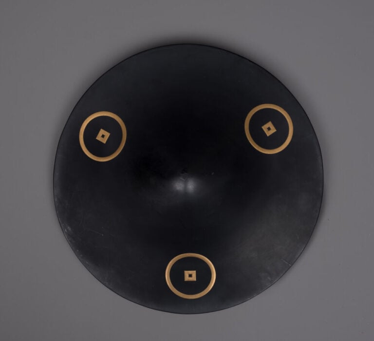JAPON - XIXème siècle - Jingasa ( casque de soldat) de forme plate et ronde, la…