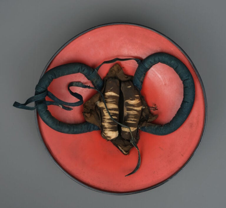 JAPON - XIXème siècle - Jingasa ( casque de soldat) de forme plate et ronde, la…