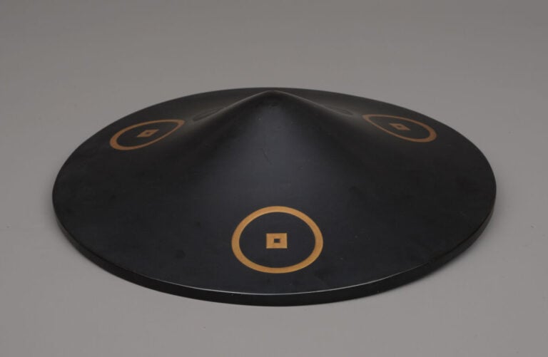 JAPON - XIXème siècle - Jingasa ( casque de soldat) de forme plate et ronde, la…