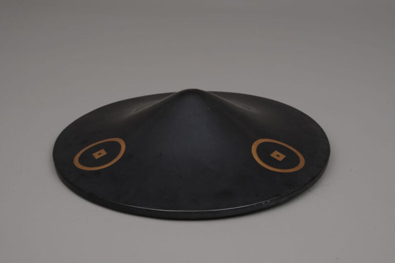 JAPON - XIXème siècle - Jingasa ( casque de soldat) de forme plate et ronde, la…