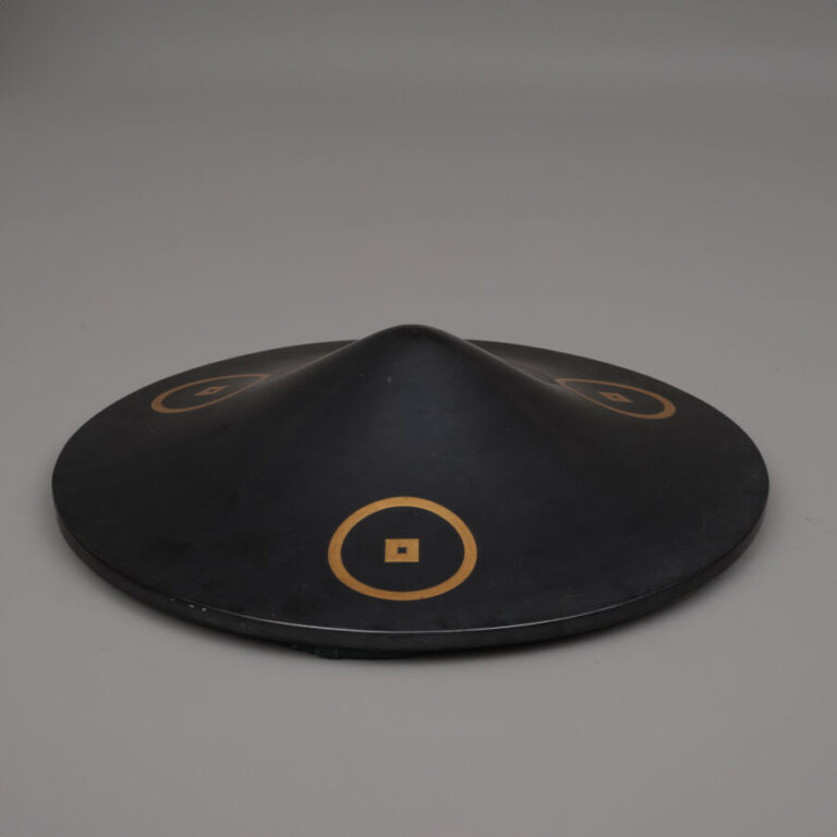 JAPON - XIXème siècle - Jingasa ( casque de soldat) de forme plate et ronde, la…