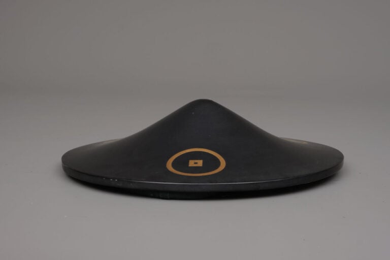 JAPON - XIXème siècle - Jingasa ( casque de soldat) de forme plate et ronde, la…