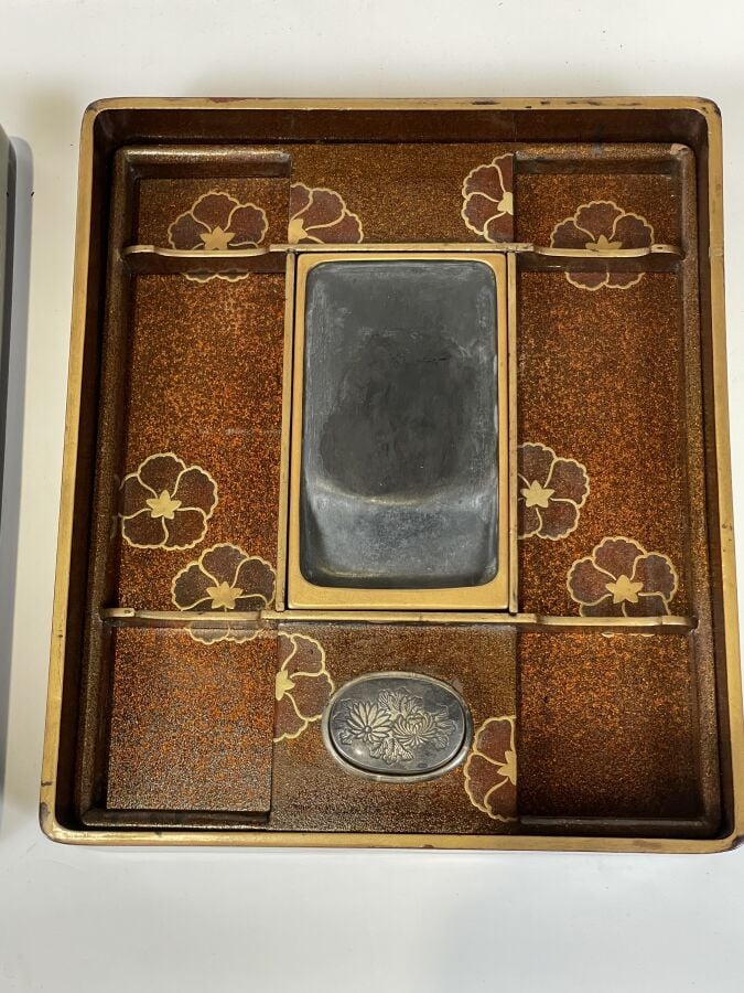 JAPON - XIXème siècle - Nécessaire à écrire (suzuribako) en bois et laque noire…