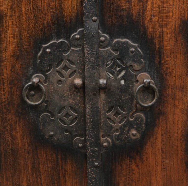 JAPON- XIXème siècle - Petit coffre à documents en bois à deux portes battantes…