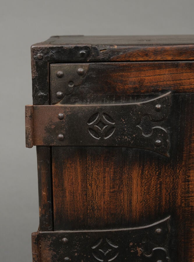 JAPON- XIXème siècle - Petit coffre à documents en bois à deux portes battantes…