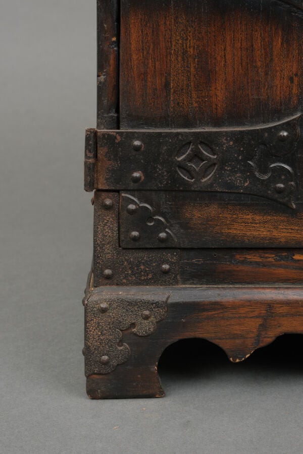 JAPON- XIXème siècle - Petit coffre à documents en bois à deux portes battantes…