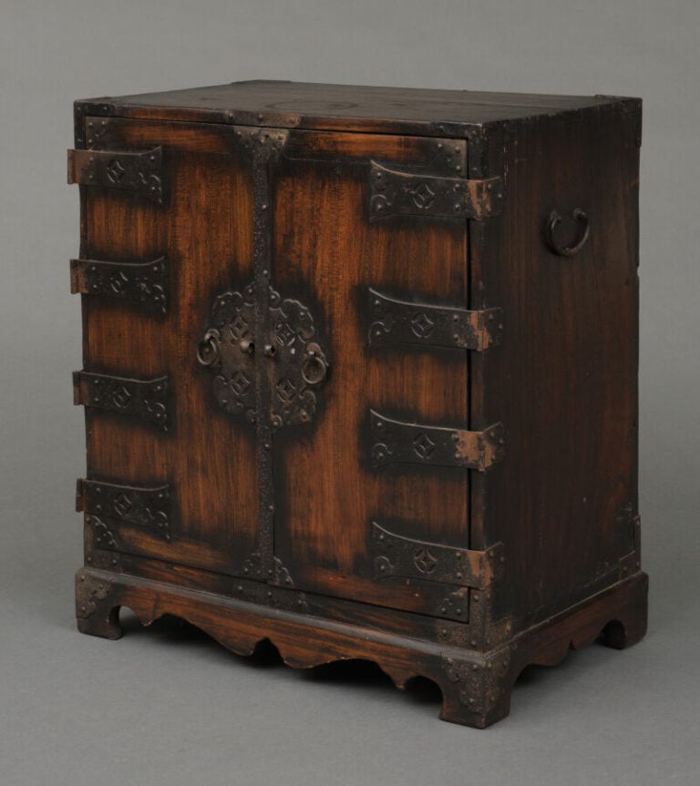 JAPON- XIXème siècle - Petit coffre à documents en bois à deux portes battantes…
